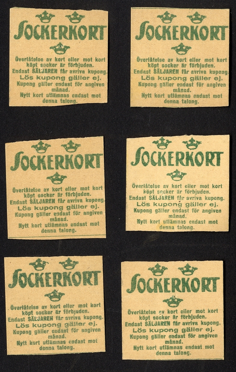 Förvaringsväska i papper för ransoneringskort (märkt "Växjö Mjölaffär 1914-1919" i blyerts).
Innehåller: 
Sockerkort (6 st. gröna, 10 st. svarta), sockerkort (syltsocker) 3 st., sockerkort (avlånga) 2 st..
Brödkort 5 st., påbrödskort 5 st.. Kaffekort 2 + 3 st. Sirapskort 1.