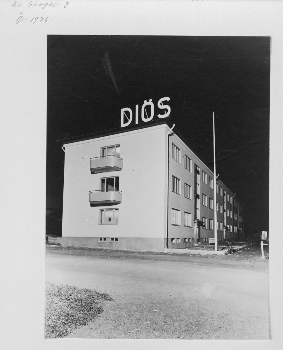 Huset på Tessingatan 1 efter uppförandet 1936. Skylten gör reklam för byggnadsfirman Anders Diös AB som uppförde det.
