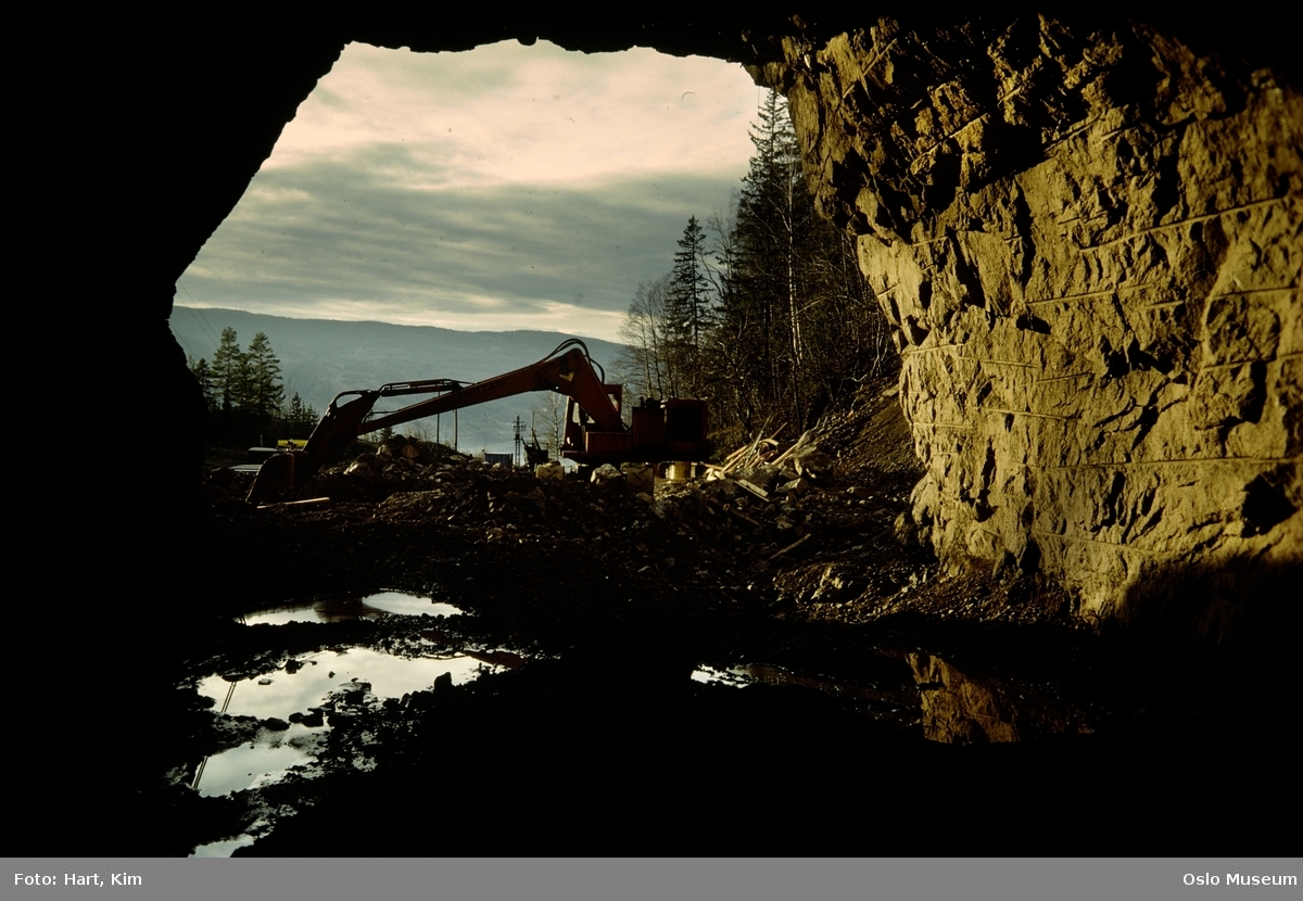Sønsterudtunnelen, tunnelåpning, gravemaskin, utsikt, skog