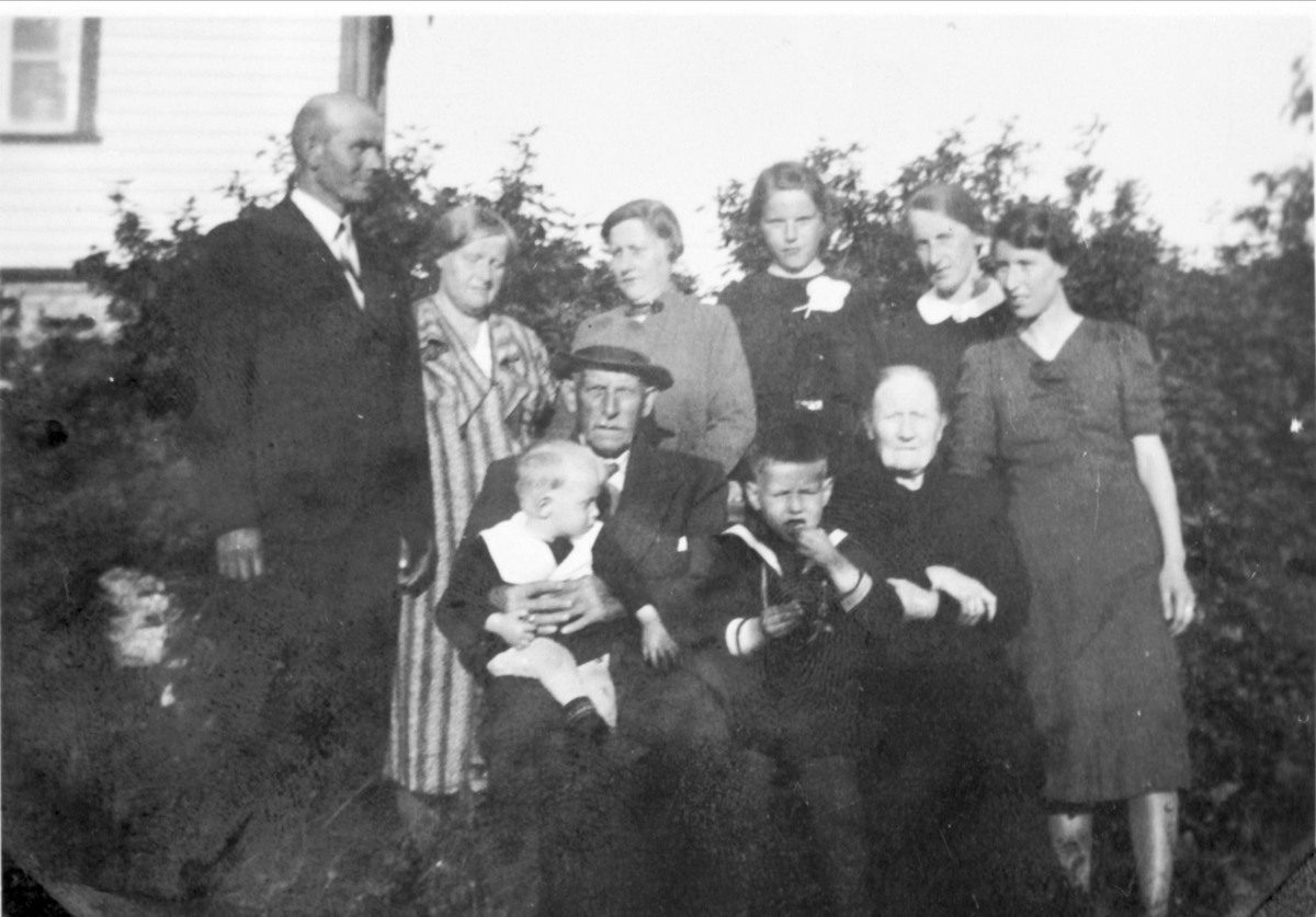 Gruppeportrett av Martin Svendsen med familie. SørTroms Museum