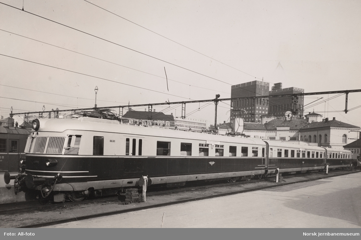 Elektrisk motorvognsett type 66 med "Philips-ekspressen", et chartertog til Arendal, i spor 3 på Oslo Vestbanestasjon