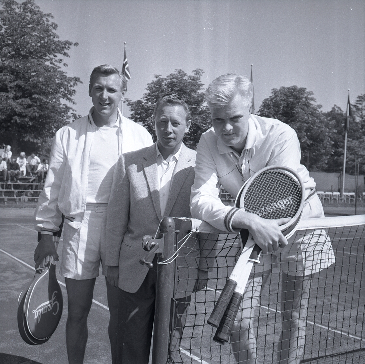 Två tennisspelare, mannen i mitten har kostym. 1958. Namn som medföljde bild: J E Lundkvist (t.h.)  och Bengt Axelsson.