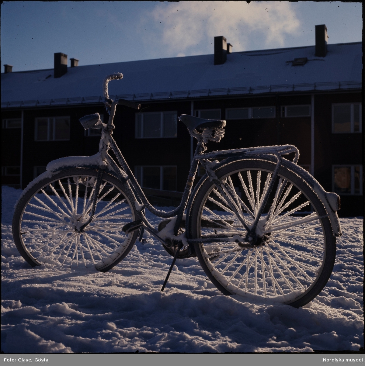 Vinter i Norden. Cykel i snö.