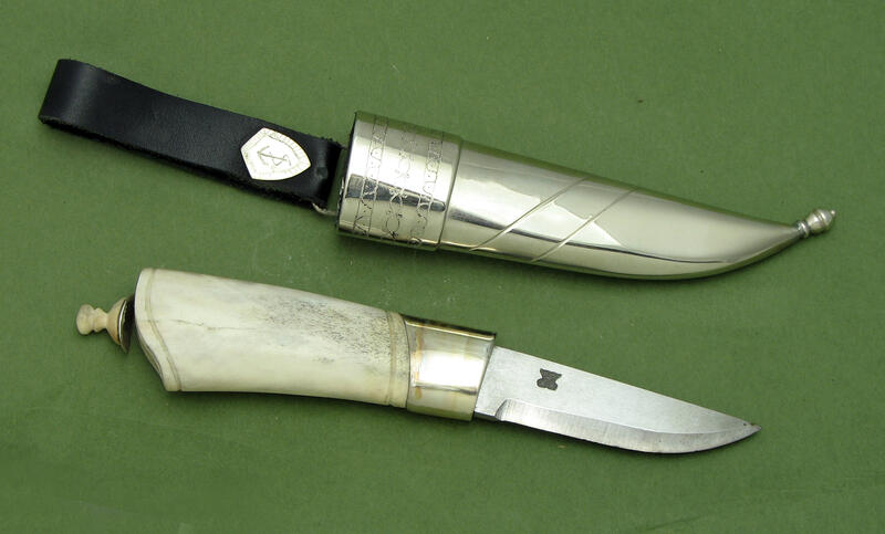Kniv av sølv og bein med slire laget av Olav Tollefsen Stålenblad.