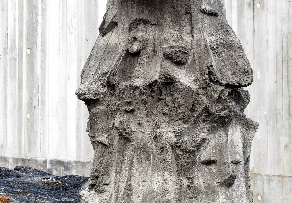 "Vokteren" er litt over tre meter høy og laget i stein og betong. Steinene kommer fra Mofjellet og ble sprengt ut da fjellanlegget ble laget til Nasjonalbiblioteket. Skulpturen er laget på Give Elementfabrik på Jylland, hvor Pettersen har vasket og renset steinene, formgitt og støpt betongelementet, og satt det hele sammen til en massiv skulptur.  Mo i Rana har en særegen geologisk historie og lange tradisjoner med utvinning av mineraler i området. Dette ser man også spor av i skulpturen. Pettersen har fremhevet mineralenes rike fargespill i oransjetoner, brunt og grått i de to gneissteinene fra fjellet. I tillegg har han pusset og skjært for å få fram karakteristiske trekk og særtegn. Betongelementet er støpt oppå den største steinen. Denne har mange fantasifulle ansikter. Noen ser man tydelig, mens andre finner man først når man ser godt etter. "Vokteren" er full av karakter. Her er det bare fantasien til den som ser på som setter begrensninger for hvilke historier du kan finne.