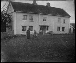Hovedbygningen på Burld vestre i Østre Toten år 1900. Bygnin