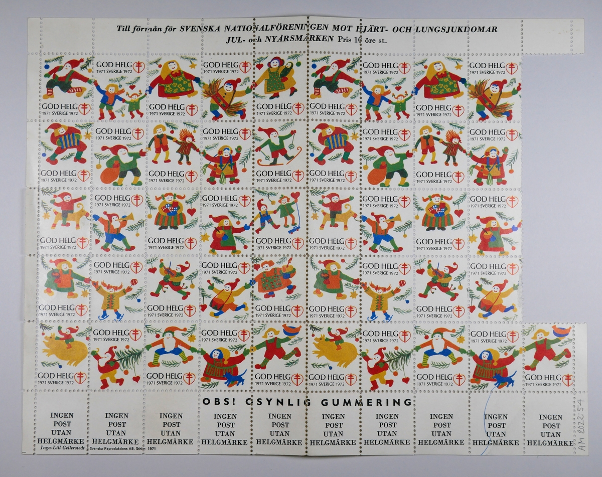 Helgmärke

En påbörjad karta med helgmärken, jul- och nyårsmärken från 1971 - 1972.
Av femtio märken är 4 borta.

Utgivna till förmån för svenska nationalföreningen mot hjärt- och lungsjukdomar.
Pris 16 öre st.

Ser ut som frimärken med tandade kanter och gummering på baksidan,
25 olika motiv, märka GOD HELG 1971 Sverige 1972.

Ämnade att sättar på julkort och liknande, bredvid normalt frimärke.