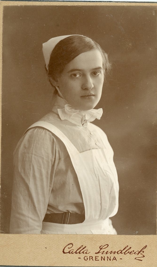 Kabinettsfotografi av en okänd ung kvinna i sjuksköterskedräkt.