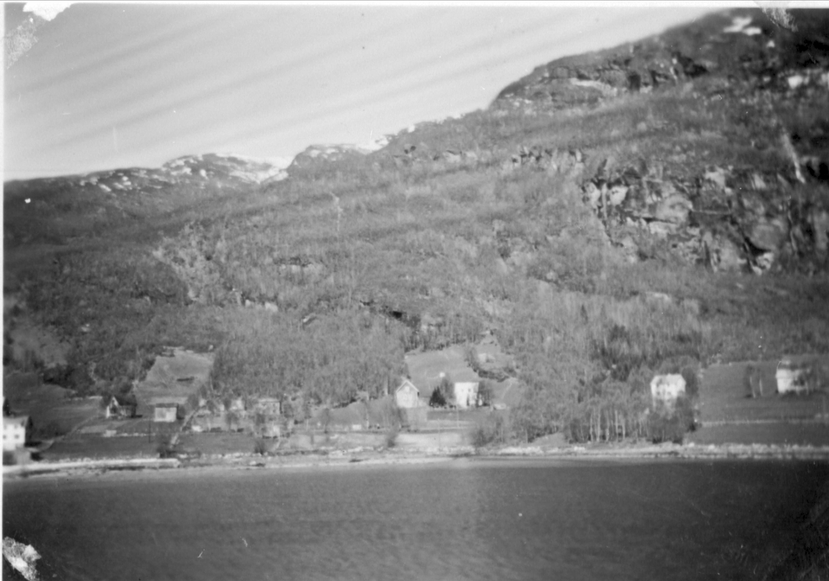 Oversiktsbilde over bebyggelsen i Indre Løen, Grovfjord.