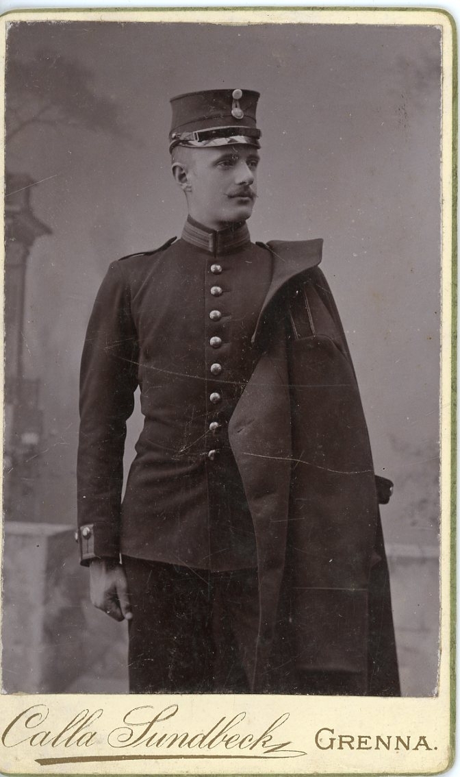 Kabinettsfotografi av en okänd man i militär uniform.