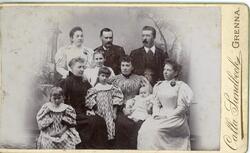 Kabinettsfotografi av en grupp med kvinnor, män och barn.
