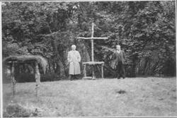 To menn ved alteret til friluftskirke på Lamarkollen i Skånl