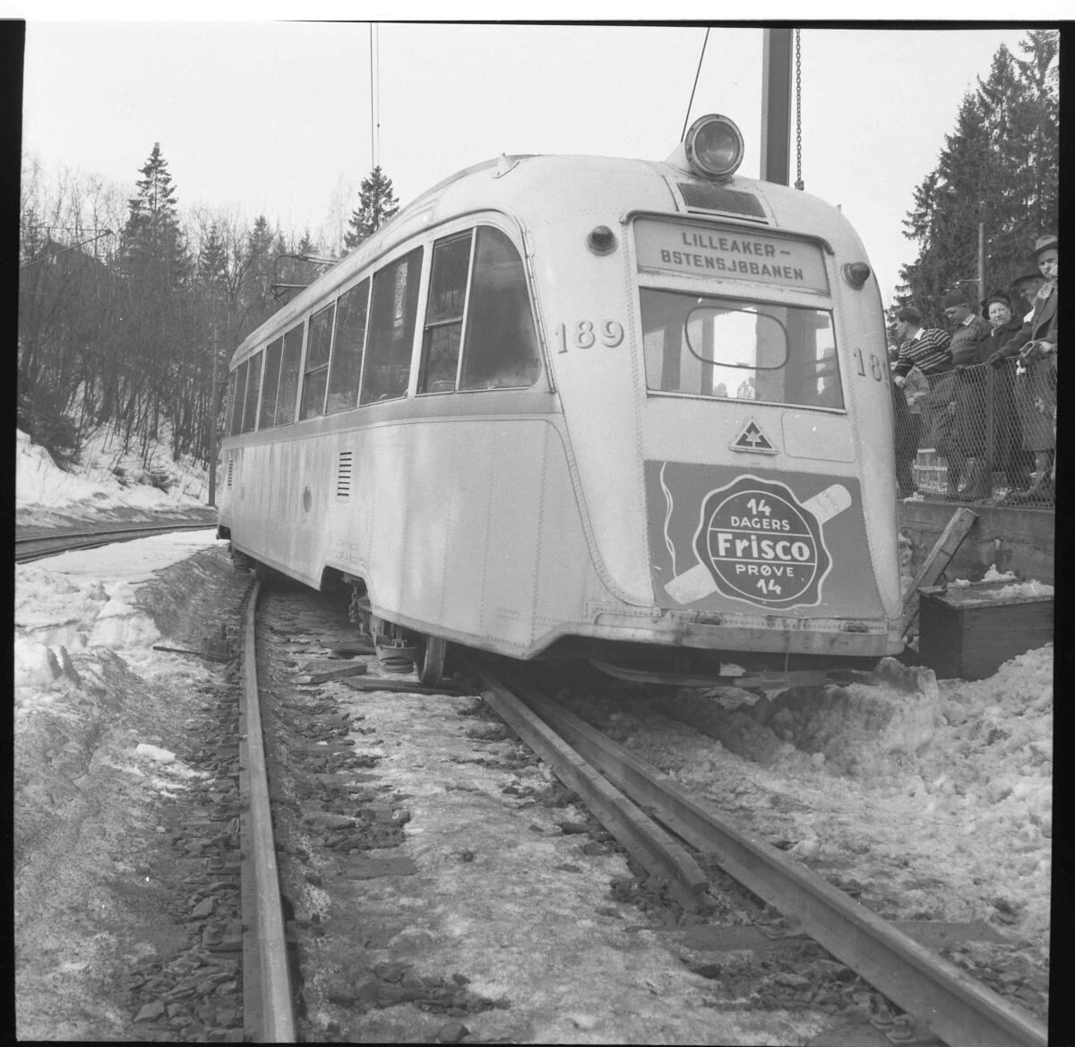 Avsporing av Oslo Sporveier, B1 189, ved Lysakerelva. 