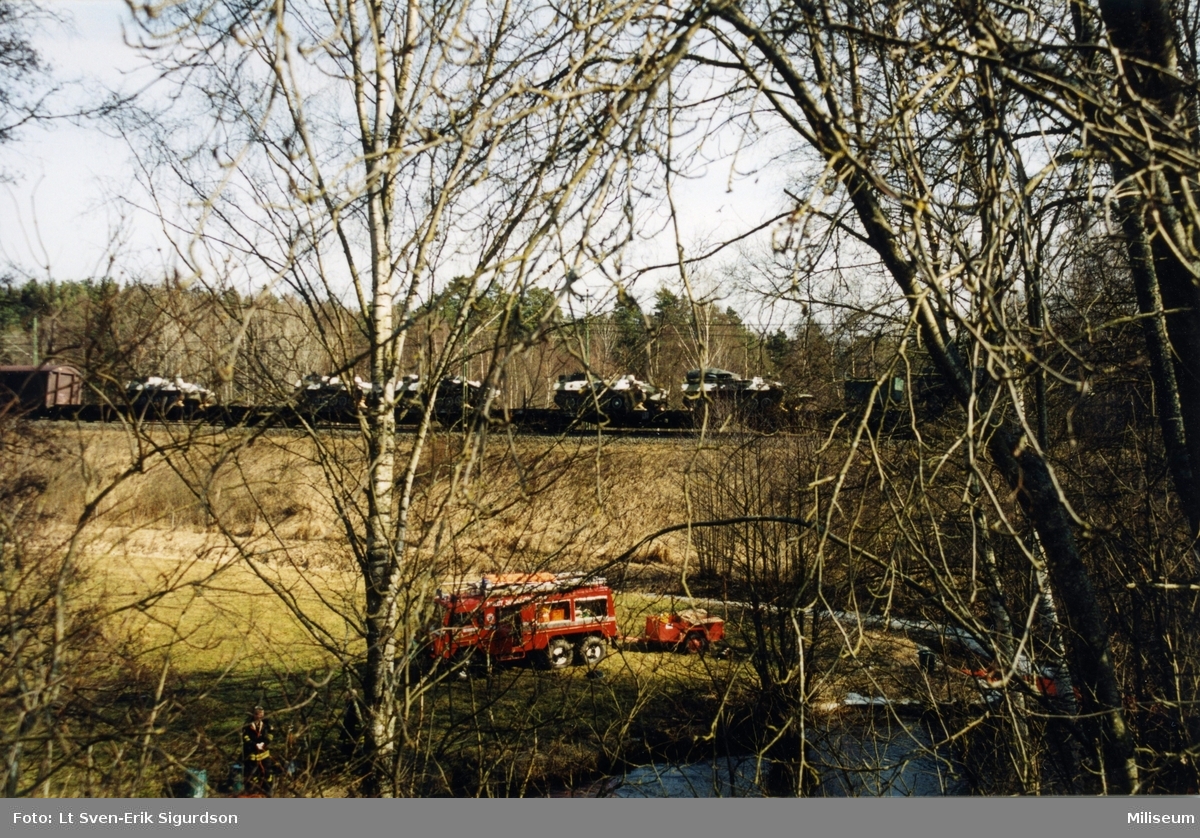 Brandbil Volvo C 306. I bakgrunden, på tågvagnarna Pansarbandvagn 401.