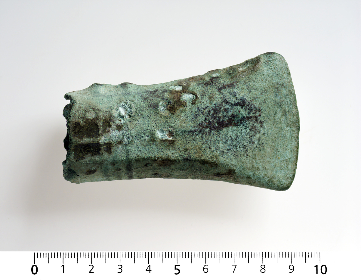 B 12124 Holkøks (celt) av bronse, yngre bronsealder