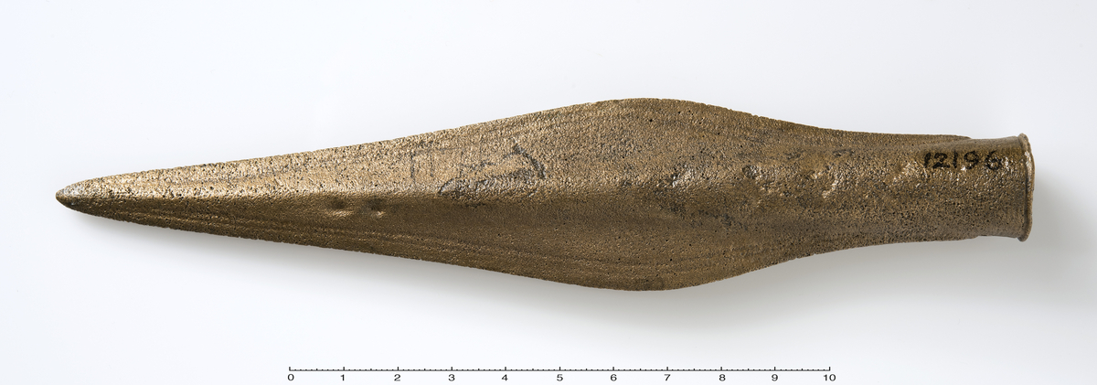 B 12196 Spydspiss av bronse, eldre bronsealder