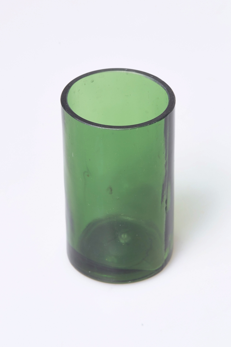 Grønt drikkeglass fra 1940-1945. Giver mente det kanskje var en avkuttet ølflaske som ble solgt som drikkeglass under krigen.