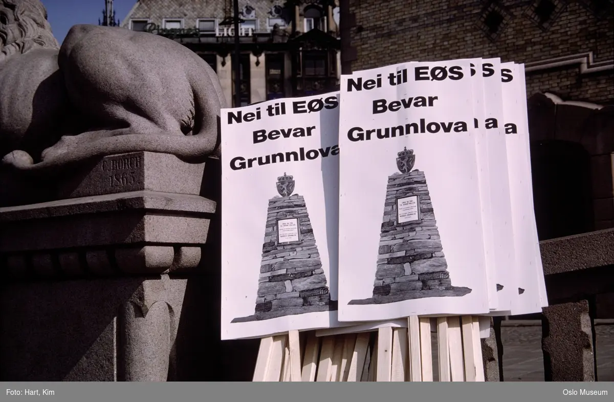 demonstrasjon mot EØS, paroler: Nei til EØS. Bevar grunnlova, løveskulptur