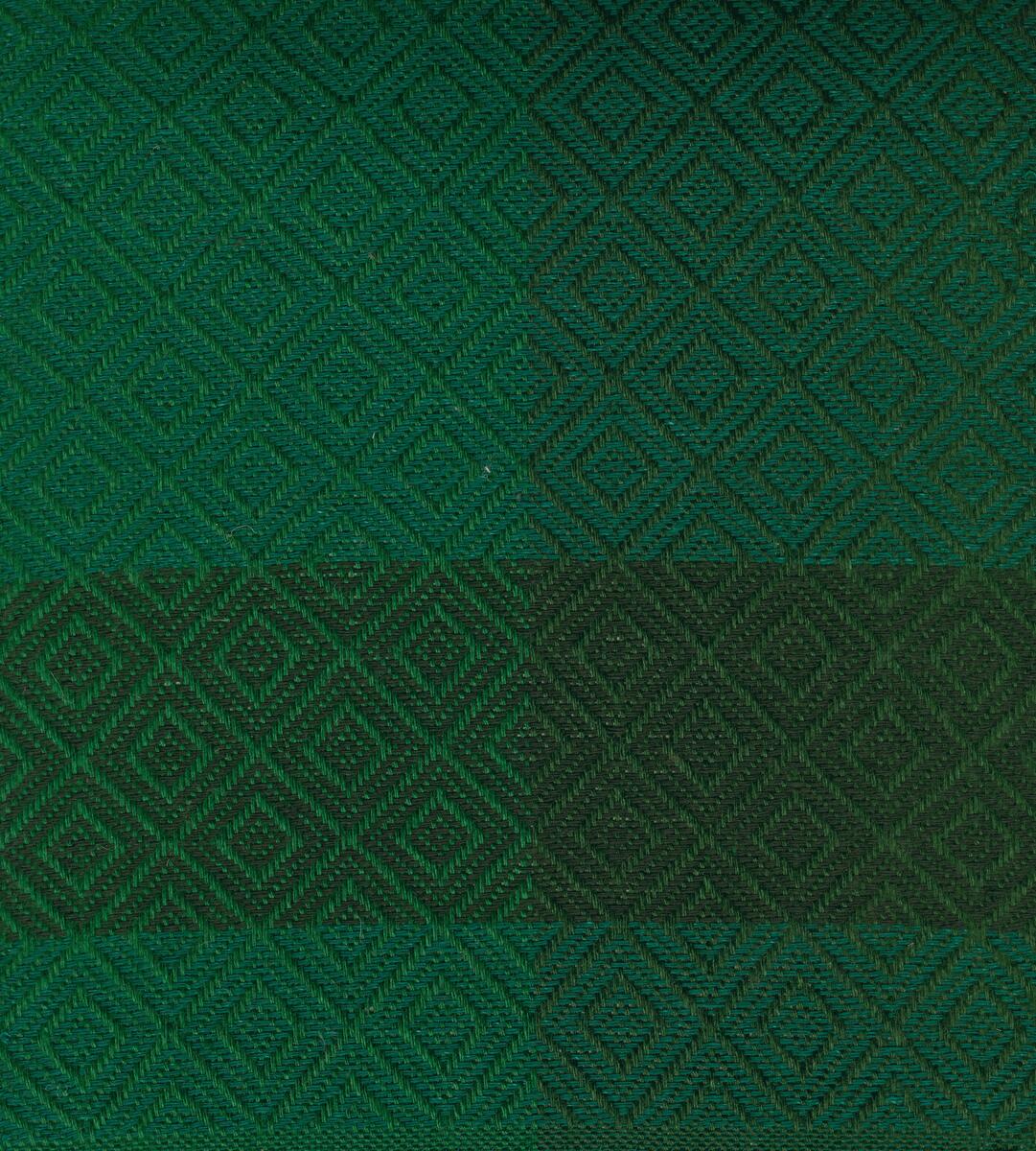 Breda ränder i två nyanser grönt med våffelliknande mönster, tygprover i nio färgställningar, 35x29 cm.Garnprover. 4 montage, noteringar.