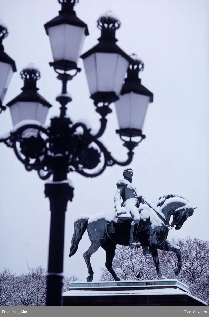 plass, Karl Johan-statuen, snø, lykt