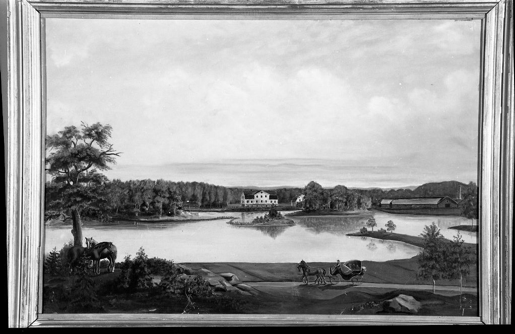 Fotografi av en målning som visar ett landskap med en sjö och en större gård i bakgrunden.