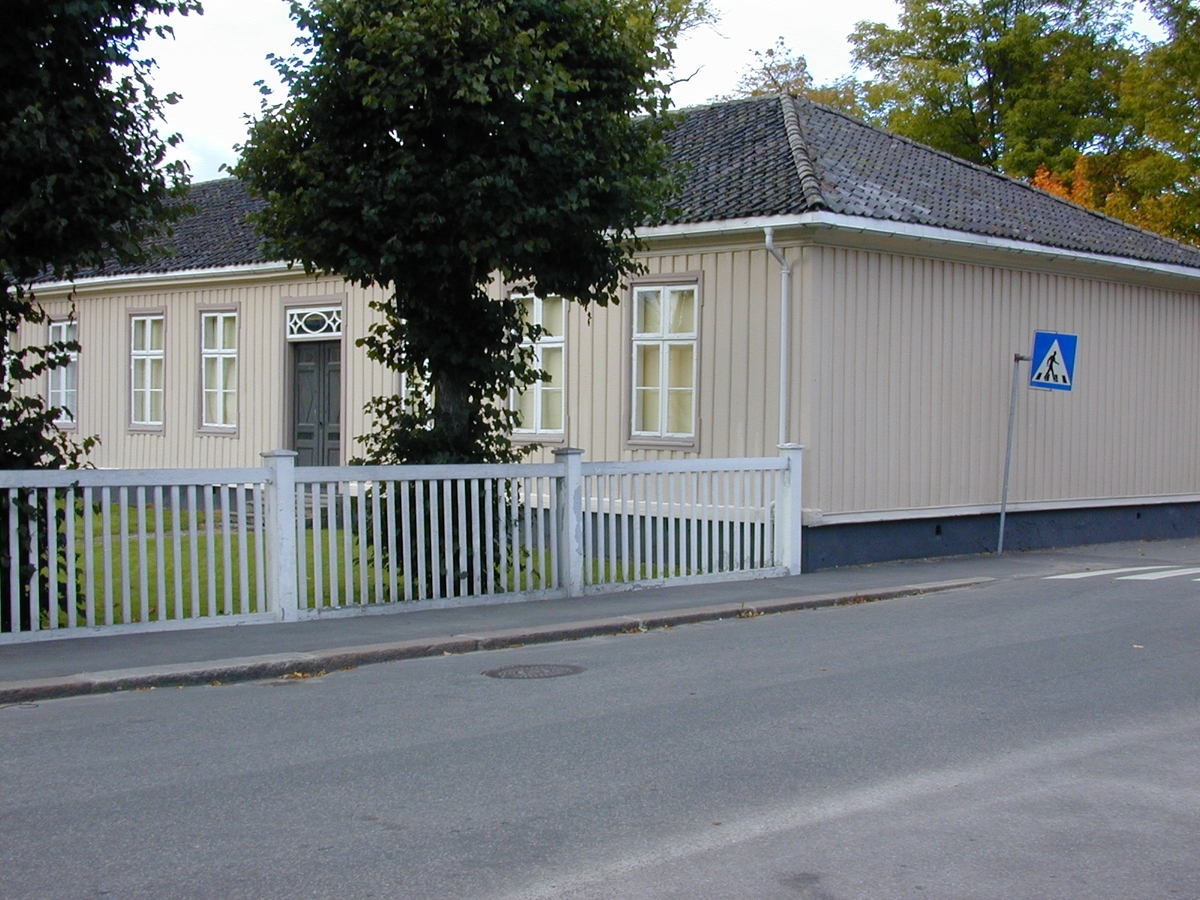 Nordre fløy til anlegget Søndre Brekke gård. Byggherre var Statsraad Niels Aall. Bygningen sto ferdig i 1813. Bygget i empirestil.