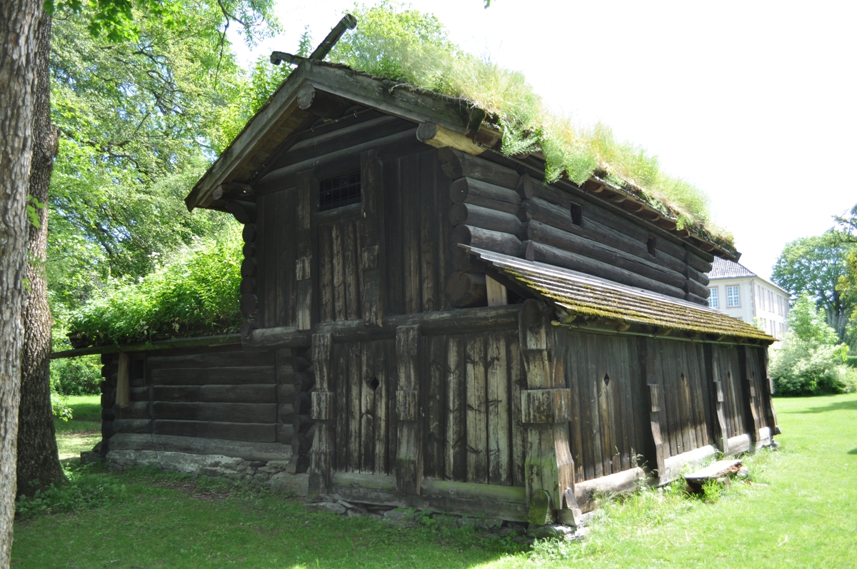 SERKLANDSTUA (1594)
Stua fra gården Serkland i Siljan er bygd som en ramloftstue. Det karakteristiske med ramloftstuene er at også har et røst på tvers av hovedhuset med "ram" (loftsværelse). Hensikten med konstruksjonen må ha vært å  få to etasjer på en stue med åre som ildsted og ljore i taket. Bygningen mangler vinduer, men har glugger. Dette er en uvanlig stuetype for Telemark, slike hus er først og fremst kjent fra områder lenger øst, som Gudbrandsdalen og den sørlige del av Østerdalen. 

Serklandstua er rekonstruert til sin antatt opprinnelige form etter tegninger av arkitekt Haldor Børve, Porsgrunn.
Ramloftstuer omtales av Eilert Sundt i hans bok "Om Bygningsskikken paa Landet i Norge" (1862).

Stua ble, etter dendrokronologisk undersøkelse i 2001, datert til 1594. Tømmeret stua er satt opp av, er felt vinteren 1593/94.

Serklandstua kom til Brekkeparken i 1911.
