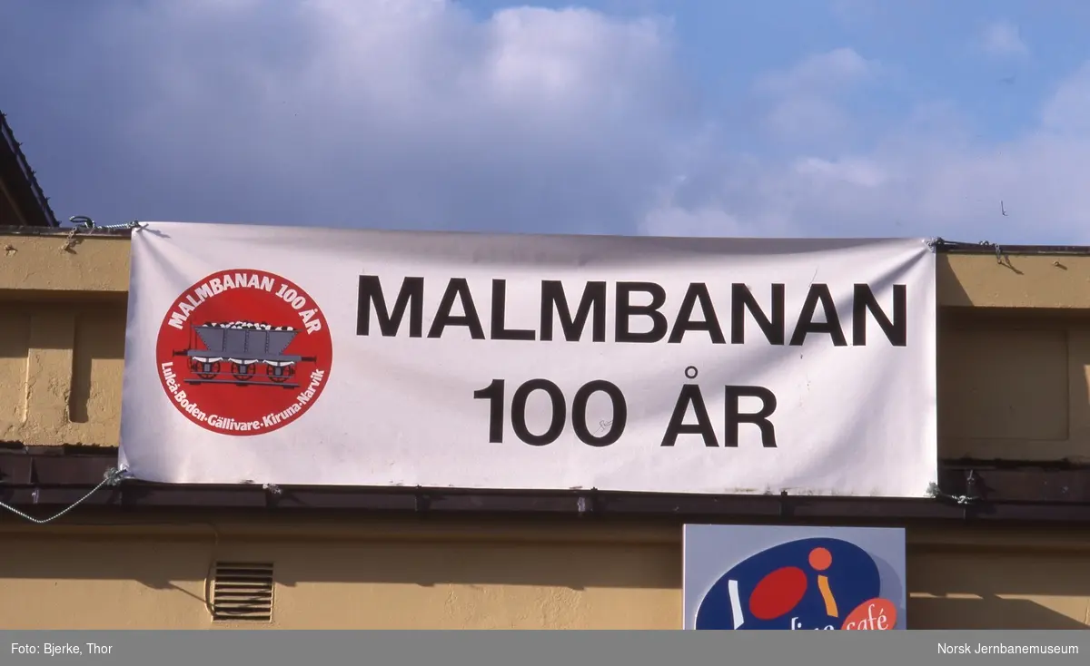 Banner for Malmbanan 100 år på Narvik stasjon