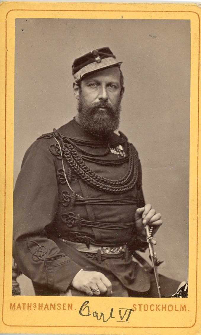 Kabinettsfotografi av en man med skägg, klädd i militär uniform.