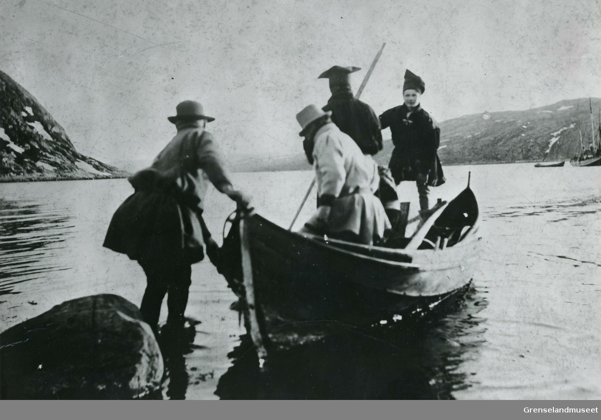 Ole Johnsen Must og Per John Savio innskiper seg på Kirkenes for den store ferden til Sydishavet 1898 - 1900.