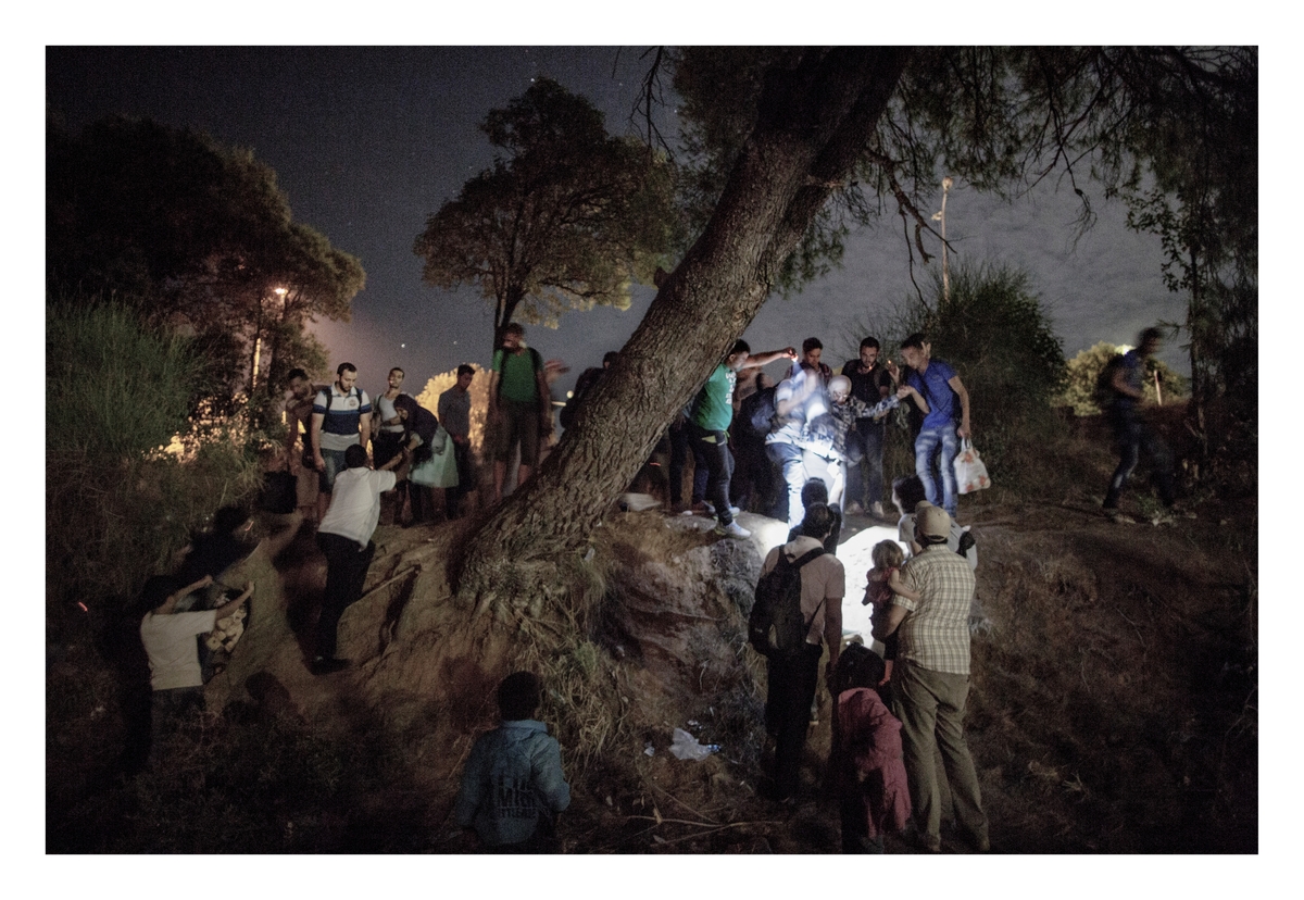 En gruppe med rundt 50 flyktninger samler seg på grensen mellom Hellas og Makedonia. De har reist 12 timer med buss fra Athen og når det blir mørkt, krysser de grensen mellom de to landene. De krysser ulovlig og går over jorder og grusveier for ikke å bli stoppet av grensevakter eller bander som forsøker å rane dem. I Makedonia ankommer de byen Gevgelija.
