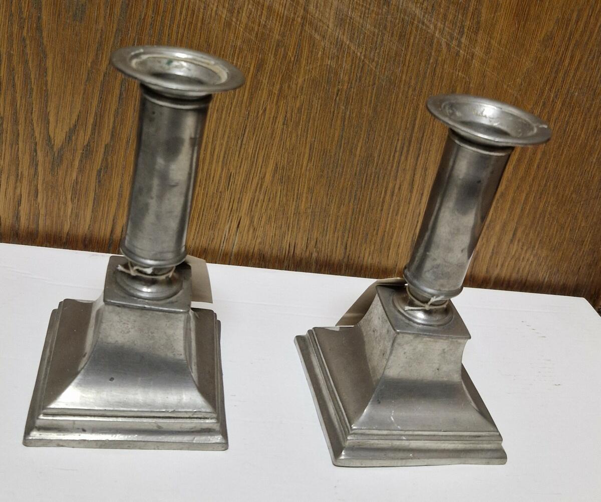 "Ljusstake, par av tenn, som skissen, med fyrkantig, utsvängd fot överdelen cylindrisk lös ljuspipa upptill med utvikt mynningsrand. - Höjd 15 cm. Foten 8,5 x 8,5 cm. Mynningsdiam. 4,8 cm. - Fr. Vifstavarv. - Gåva av E F Engelstedt, Sundsvall." (skiss) (ur lappkatalogen, Arvid Enqvist 1936)

Inv. bok II:

