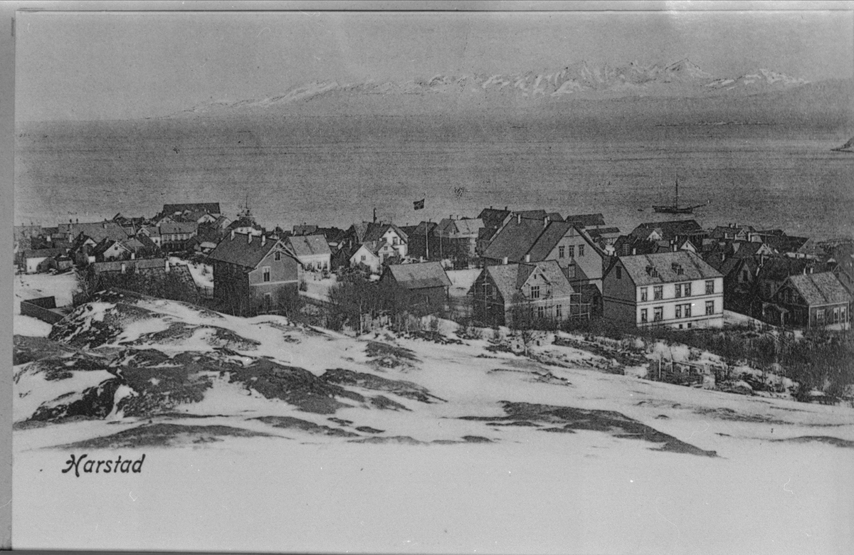 Harstad sentrum sett mot nordøst. Rolløya i bakgrunnen.