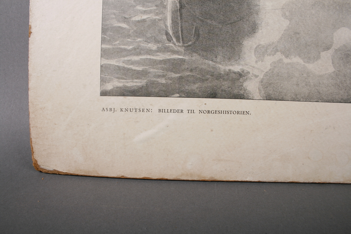 Undervisningsplansje som forteller om Peter Wessel Tordenskjold. Motivet viser Tordenskjold i Dynekilen, i bakgrunnen vises flere stor seilskuter. Blank bakside.
Hempe for oppheng på toppen av plansjen.