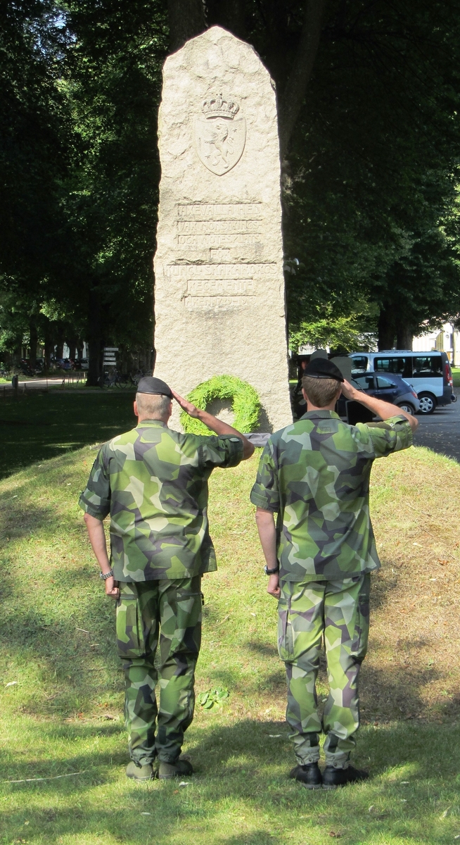 Skaraborgs regemente högtidlighåller 2013-08-10 100-årsminnet över regementets flytt 1913 från Axevalla hed till nya kaserner i Skövde. Kransnedläggning vid regementets minnessten vid sydöstra hörnet av Axevalla hed.