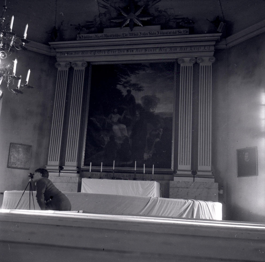 Västrums kyrka. Bilderna visar altaret med altartavla, dopfunt, predikstol, orgelläktare och en ljuskrona.