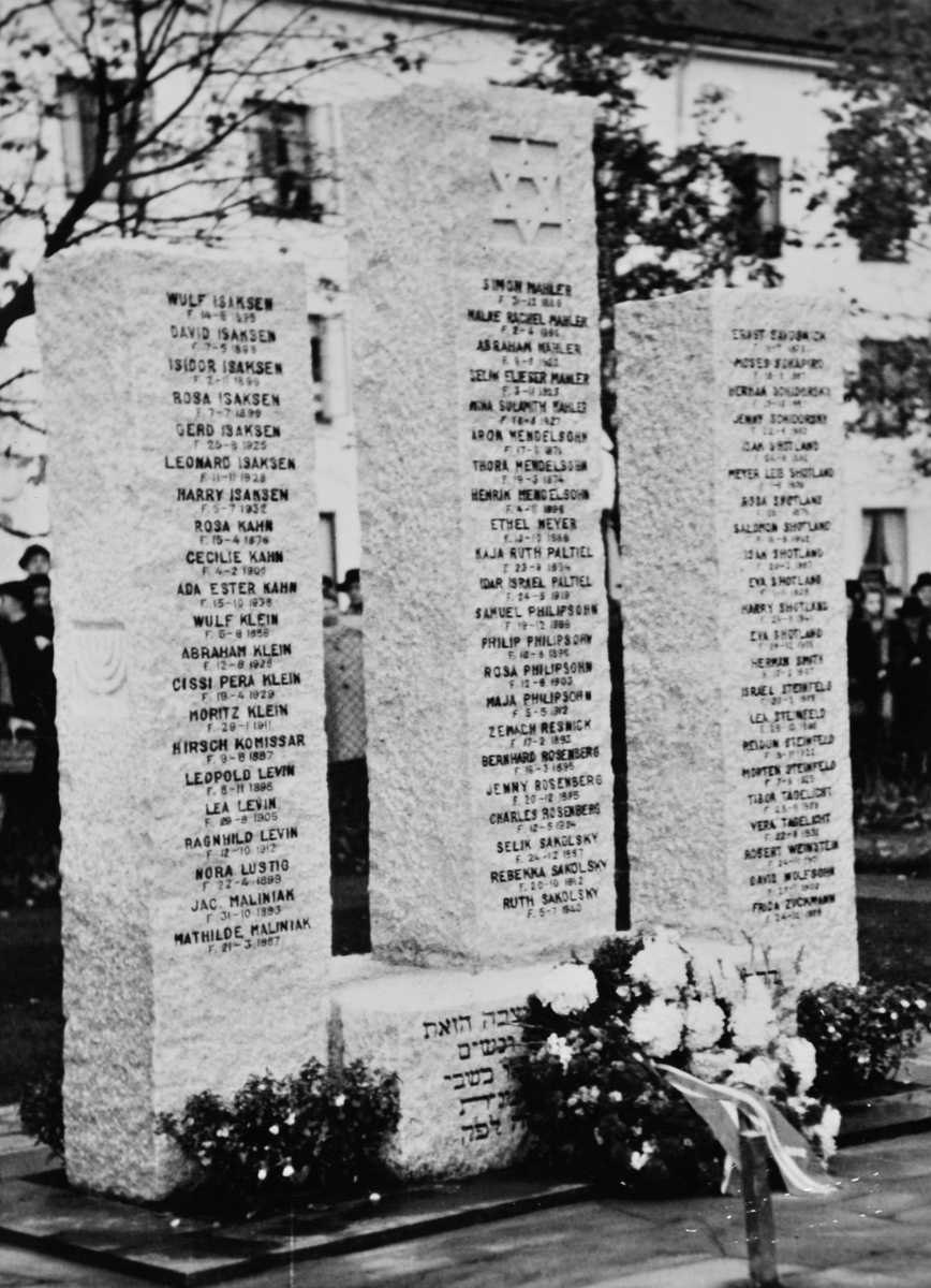 Bilder fra avdukingen av minnesmerket for jødiske krigsofre på Lademoen i 1947