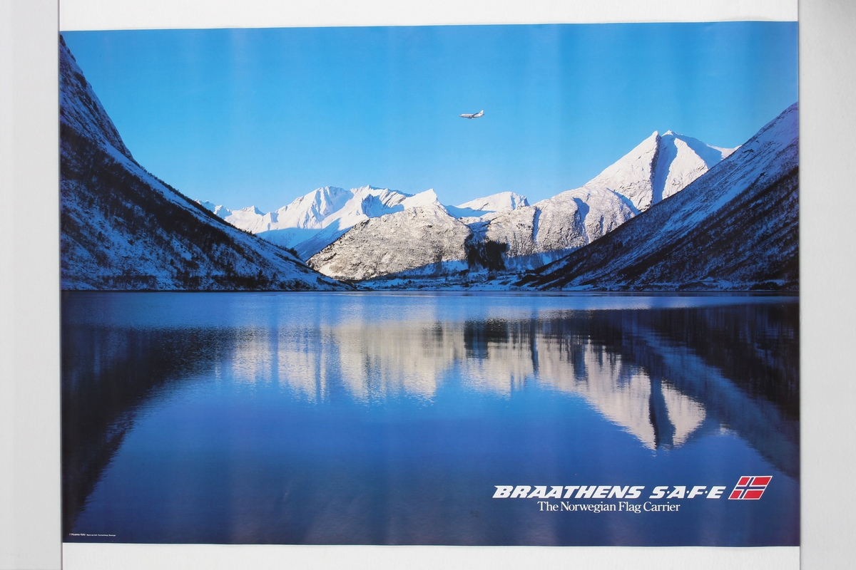 Reklameplakat som viser foto av snødekte fjell og et vann i forgrunnen. Et lite Braathens-fly er redigert inn på himmelen.