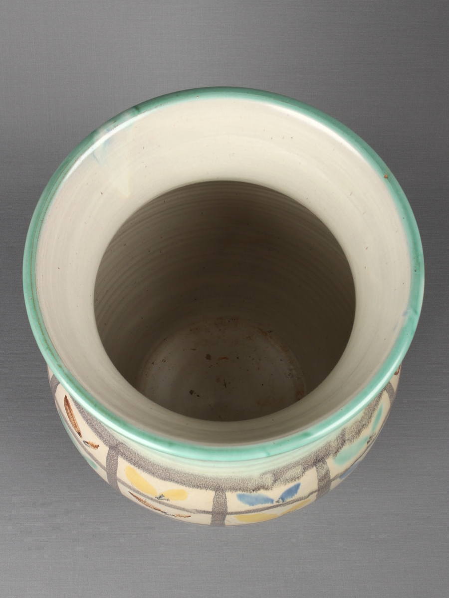 Stor kremhvit vase med håndmalt dekor.