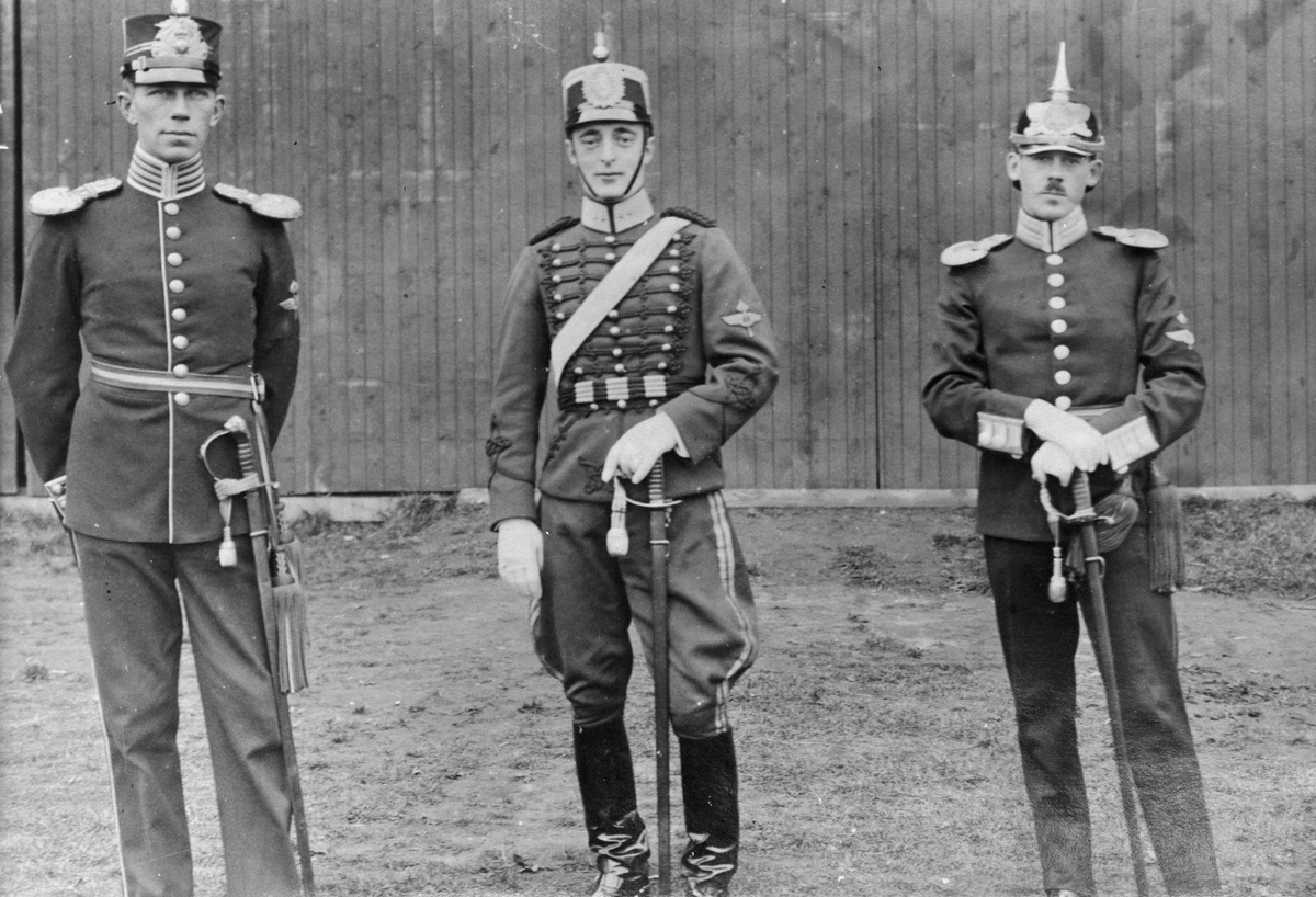 Gruppfoto av tre militära flygare. Från vänster Carl Hedenstierna, Carl Florman och Gösta Stiernspetz. Cirka 1916-1920.