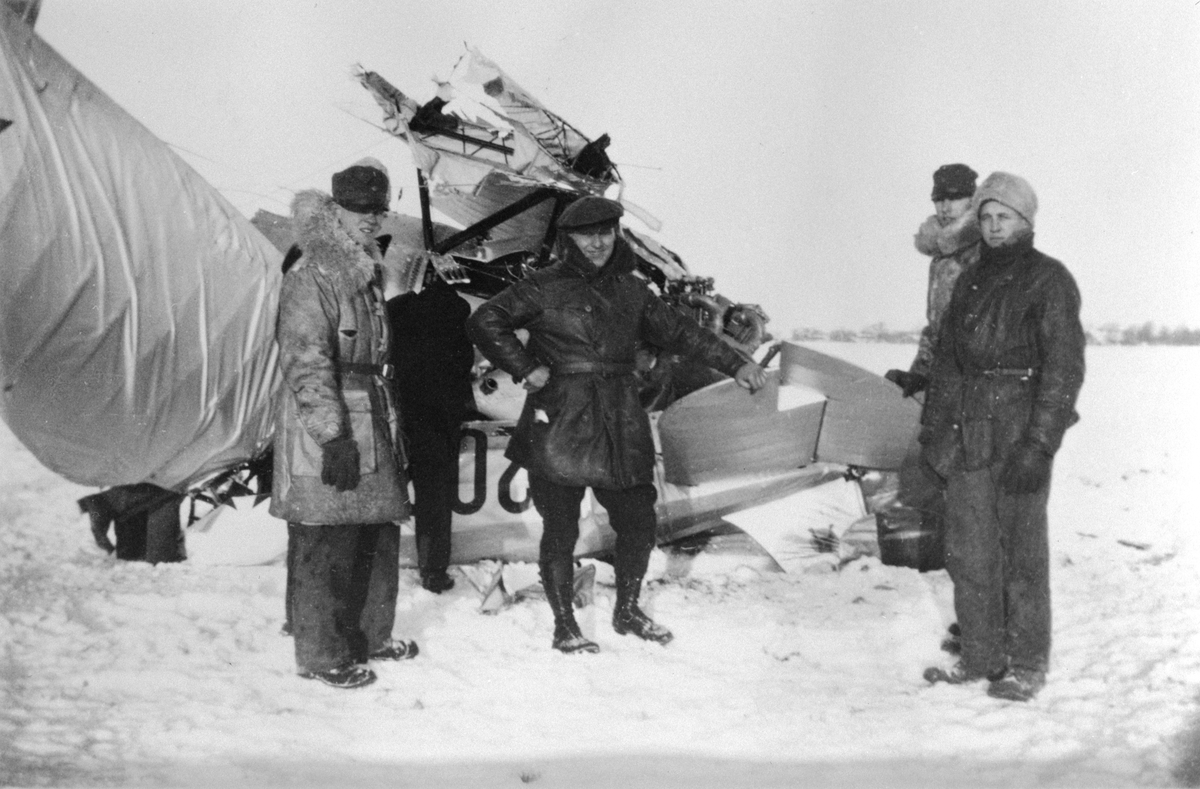 Landningshaveri med flygplan J 7, Bristol Bulldog, nr 1202 på F 3 Malmslätt, 20 januari 1931. Fem män vid flygplanet. Skidorna fälldes nedåt vid landning. Flygförare Magnus Bång skadades lätt.