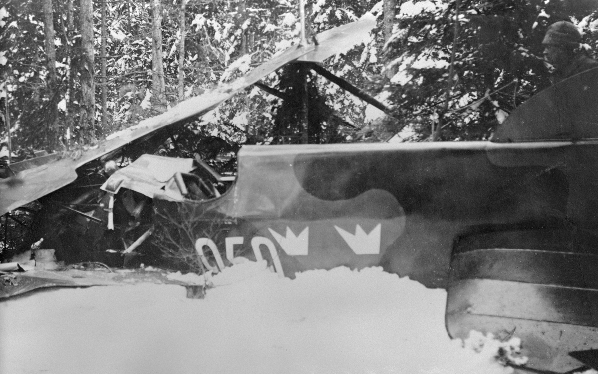 Havererat flygplan J 1, Phönix D. II nr 959 ligger i ett skogsparti vid Malmen, 28 mars 1924. Flygplanet störtade efter vid spinn från 1500 meters höjd. Flygförare Einar Lundborg.