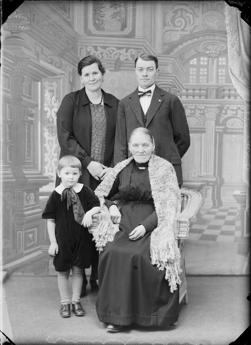 Mjölnare Eskil Gustafsson med familj, Östhammar, Uppland 1927