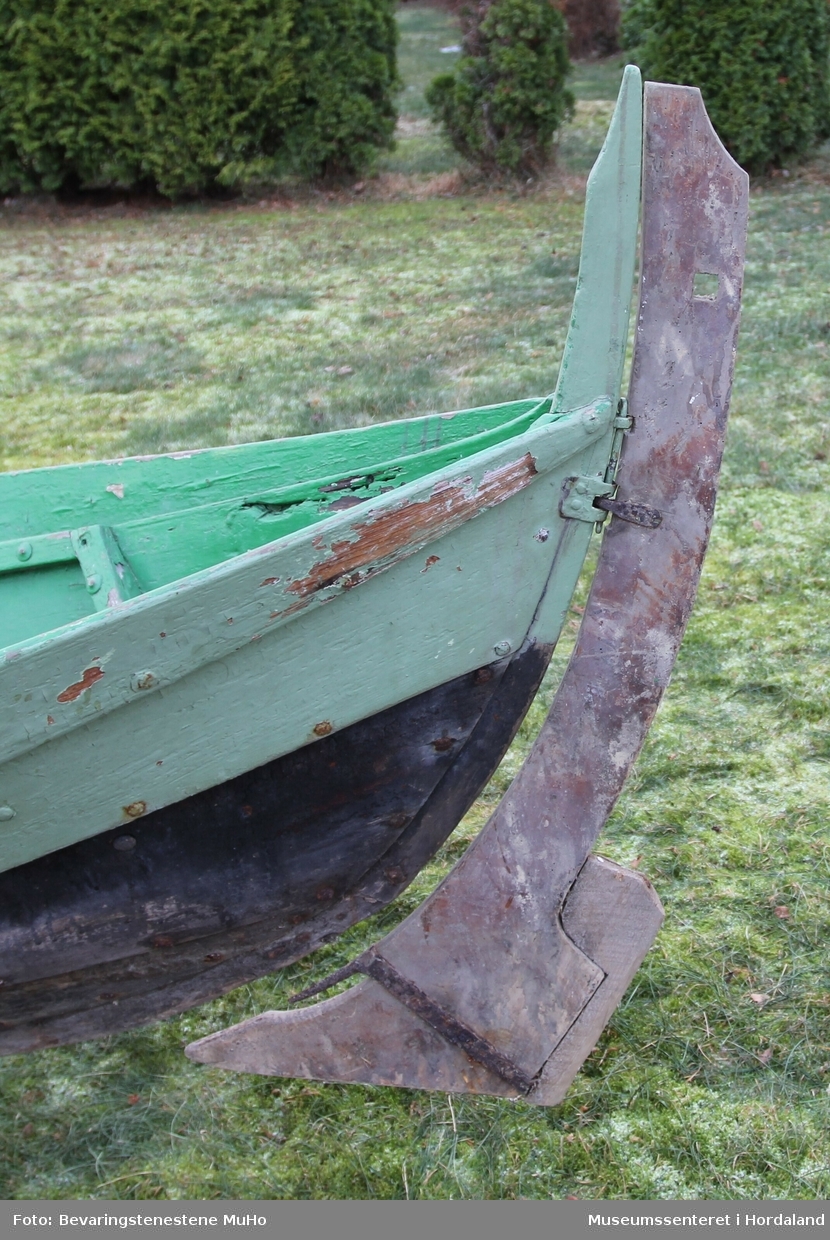 Båt av lokal båttype antageligvis fra Osterfjorden, klinkbygget, med fire bord og fire keiper. I tillegg består den av tilfar: et ror og en nygle, tre tofter og fem tiljer. Øvre del av båten er grønnmalt, mens bunnen er svartbeiset.