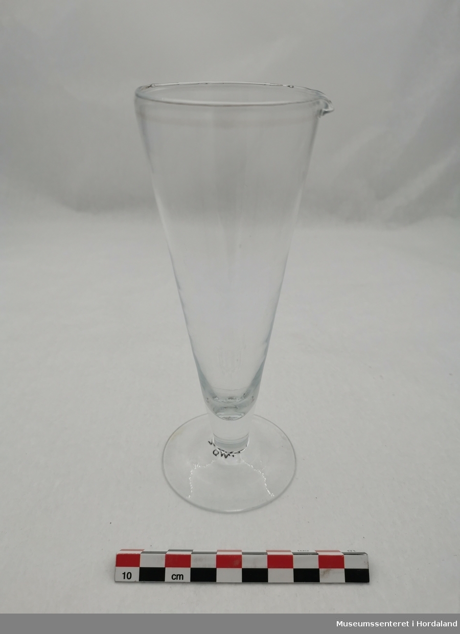 Form: smalt, skrådd glas med stett og tut
