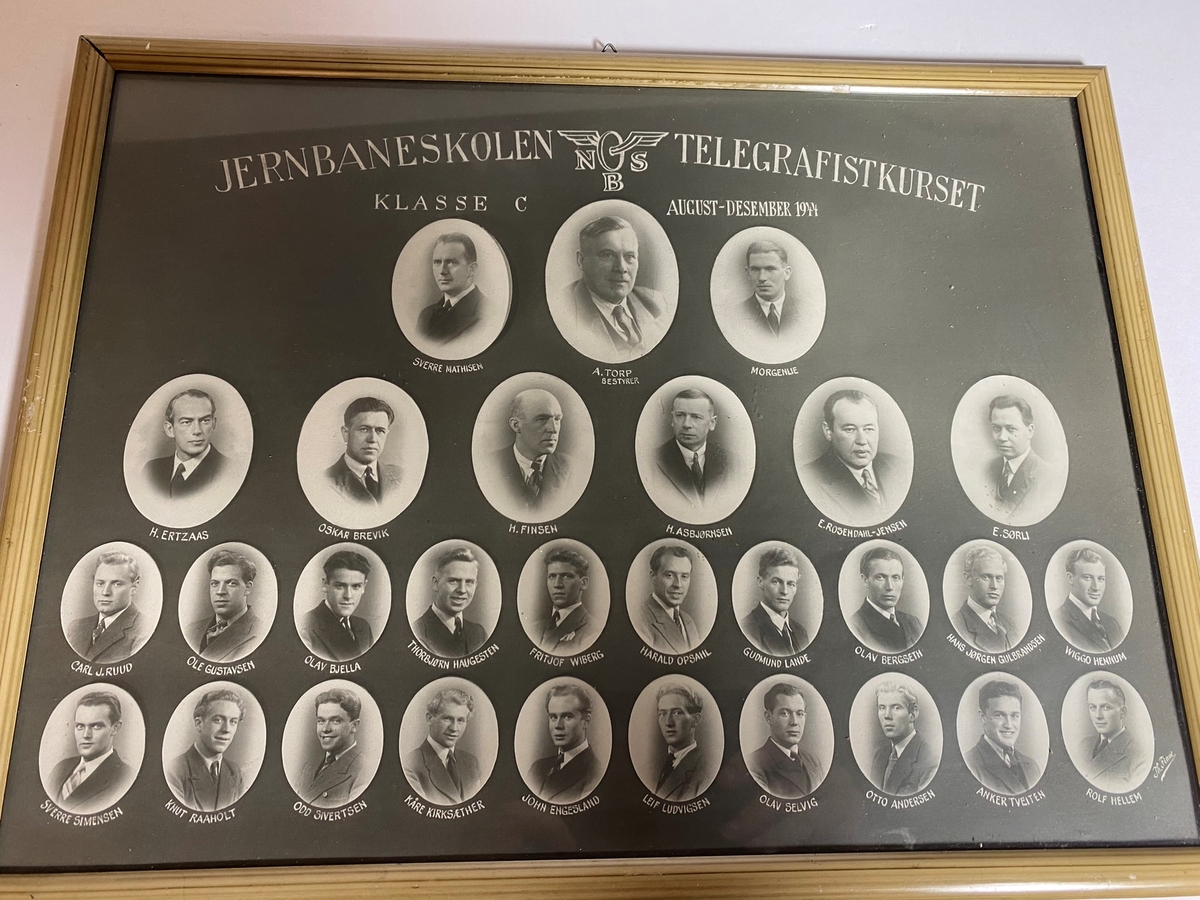 Innrammet foto fra Jernbaneskolens telegrafistkurs august - desember1944.
