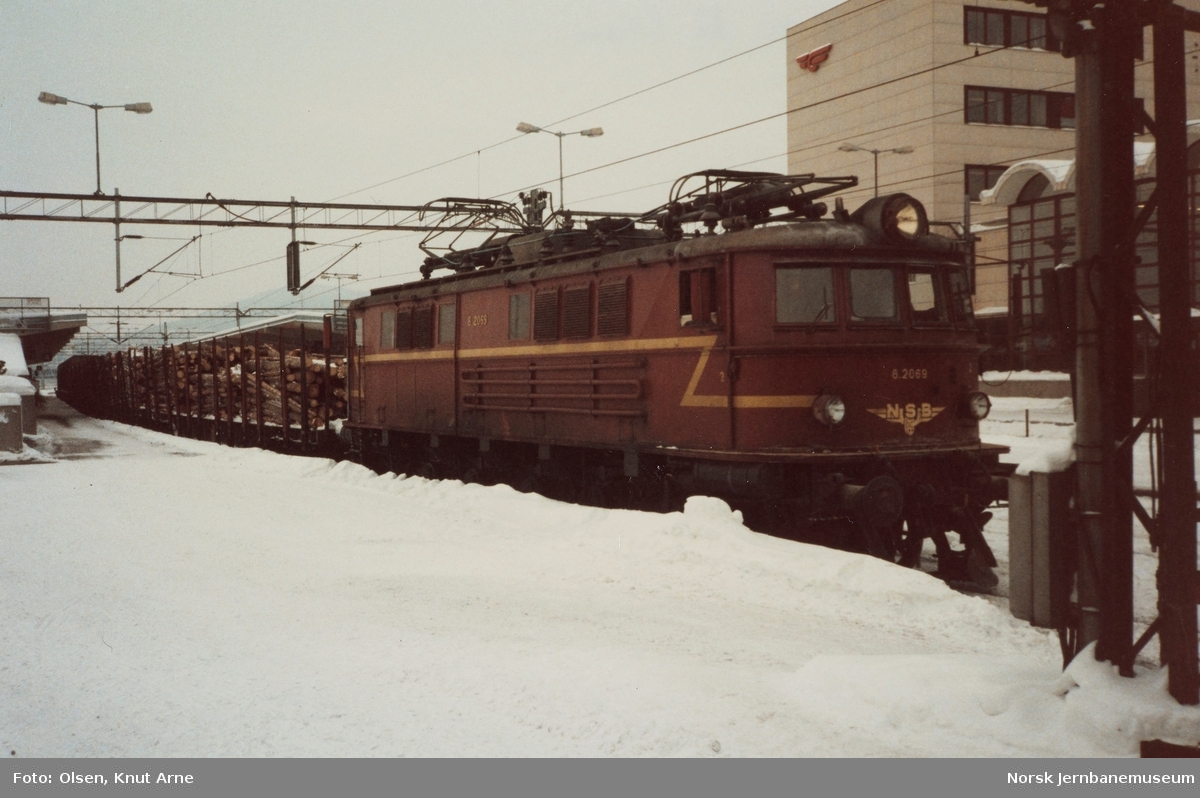 Elektrisk lokomotiv El 8 2069 med ekstra godstog til Skien på Drammen stasjon