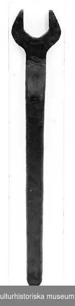 Bultnyckel (Skruvnyckel, U-nyckel) av stål. Röd skyddsfärg. Längd 45 cm. Bredd 7,5 cm. Tjocklek 1,7 cm. 
