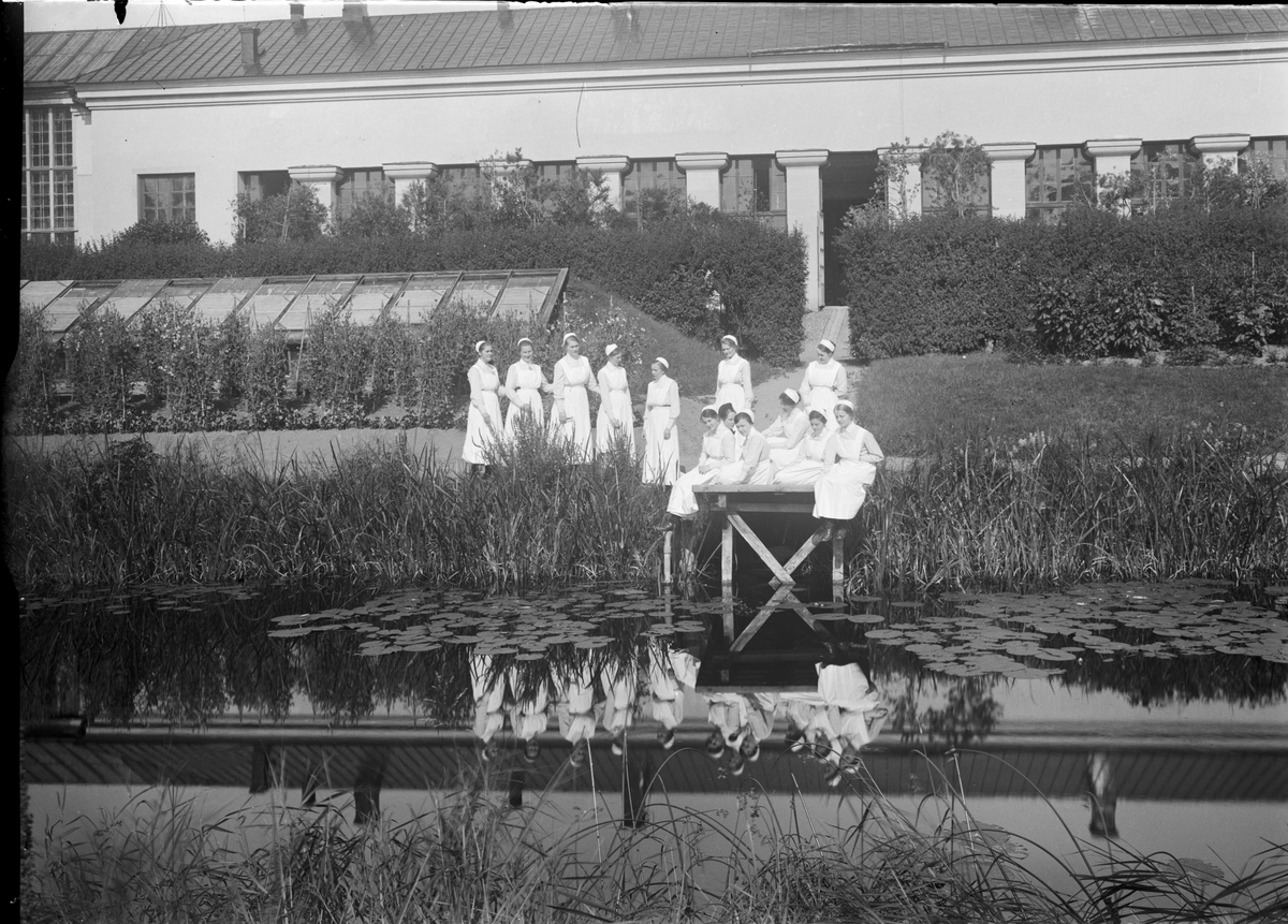 Kvinnor i sjukvårdsuniform vid Linneanum, Botaniska trädgården, Uppsala 1921