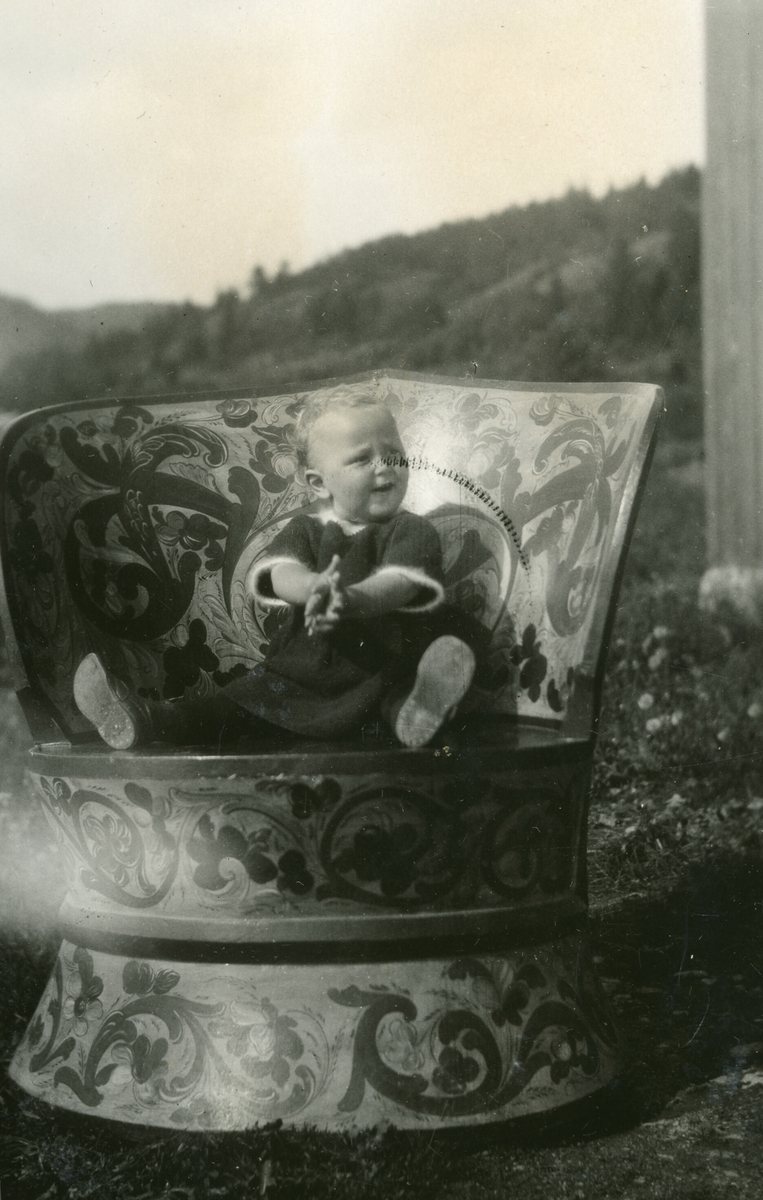 Mange bilde av Tordis Terjesen som lita jente ute på eigne bein. Mange av bilda er tatt i Nissedal og Vrådal i 1927. 